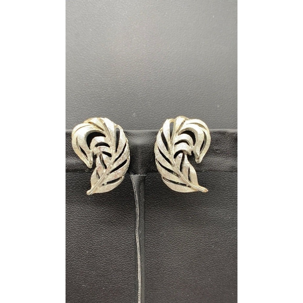 Vintage Star Signed Silver Tone Curling Feather / Leaf‎ Screw Back Earrings